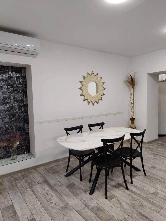 Modern Apartment In The Center With The View Of The Majestic Ararat Erevan Exterior foto